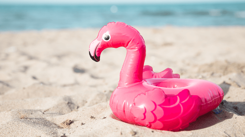 Εικόνα από παραλία και ένα φουσκωτό flamingo Εικόνα από παραλία και ένα φουσκωτό flamingo